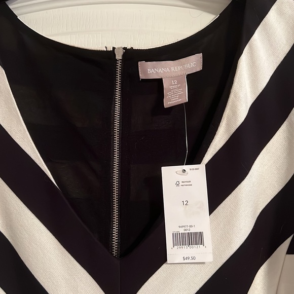 Sleeveless peplum top with black and white chevron pattern - Picture 2 of 4